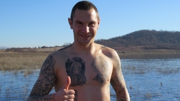 Титулярният вратар на Монтана Ивайло Василев се хвърли в ледените води
