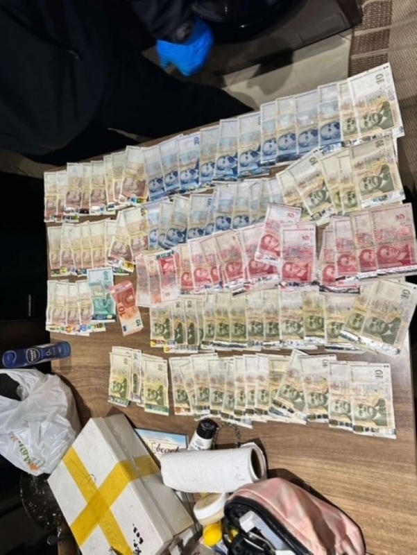 Задържаха цяло семейство в Бургас, в дома им са открити дрога и мокри банкноти /снимки/