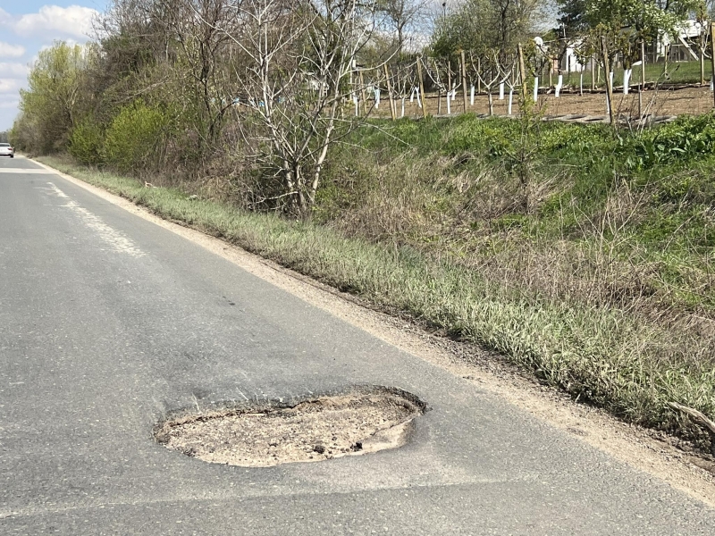 Околовръстният път на Враца тъне в дупки а асфалтът му