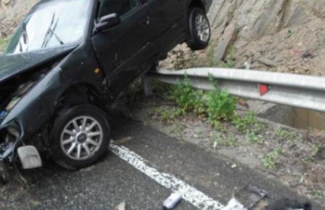 Шофьорка се заби в крайпътен скат във Врачанско съобщиха от