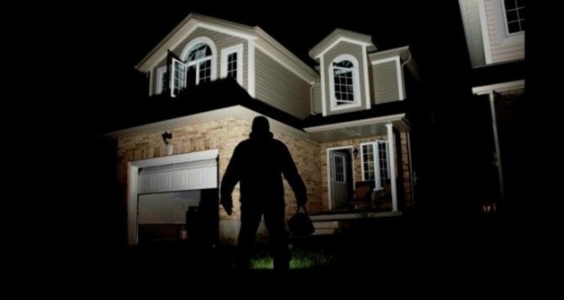 Като в психотрилър! Неизвестен влезе в къща посред нощ в Монтанско, обърна я с краката нагоре и си тръгна с празни ръце