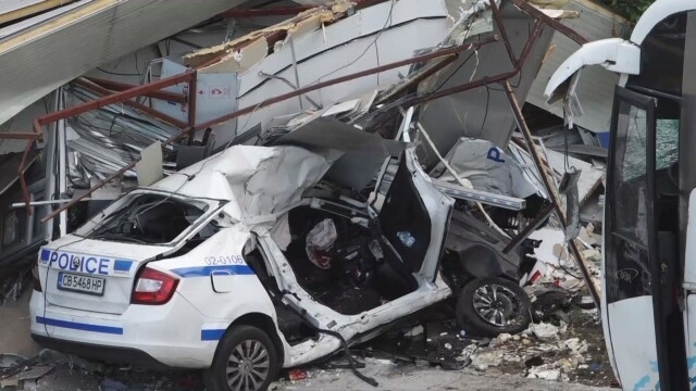 Автобус с мигранти блъсна патрулка в Бургас при гонка предаде