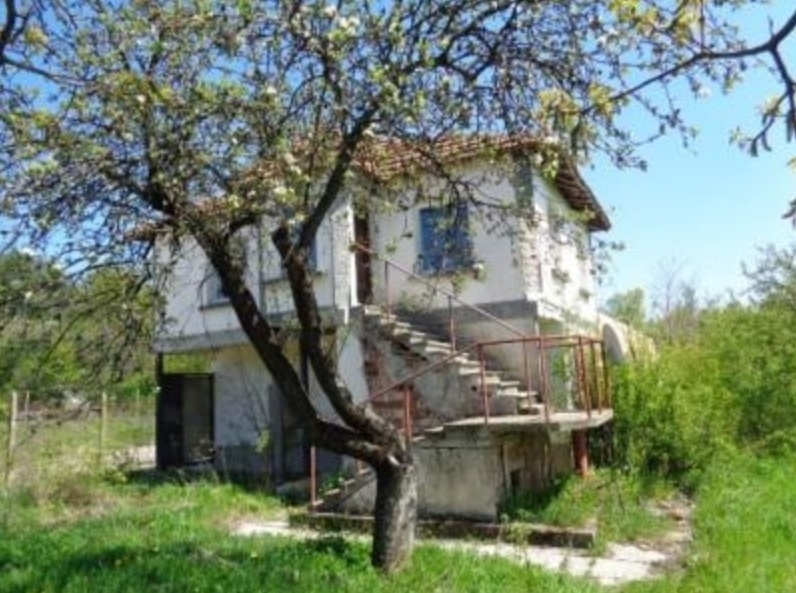 Имоти с къща и други постройки собственост на заборчнял мъж