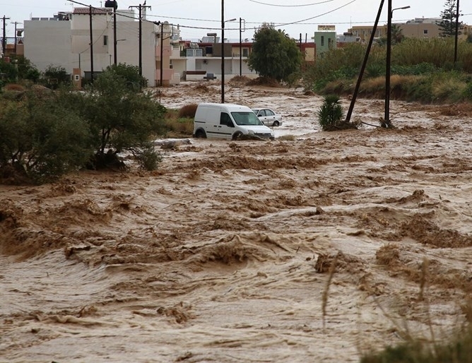 Проливните дъждове на гръцкия остров Крит предизвикаха тежки наводнения повредиха