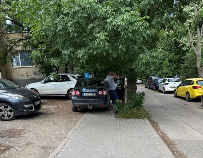 Абсурд във Враца: Учебен автомобил кацна върху тротоар, даде урок по неправилно паркиране /снимка/