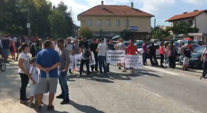 Жители на Самоков протестират заради лошото състояние на пътя до