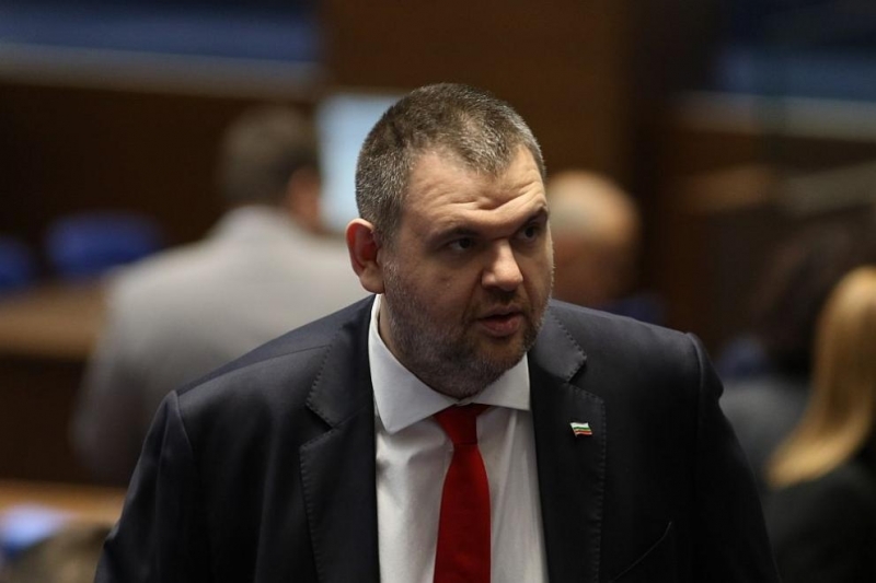 Пеевски със сигнал до МВР и ДАНС заради присъствието на екип на “Русия ...