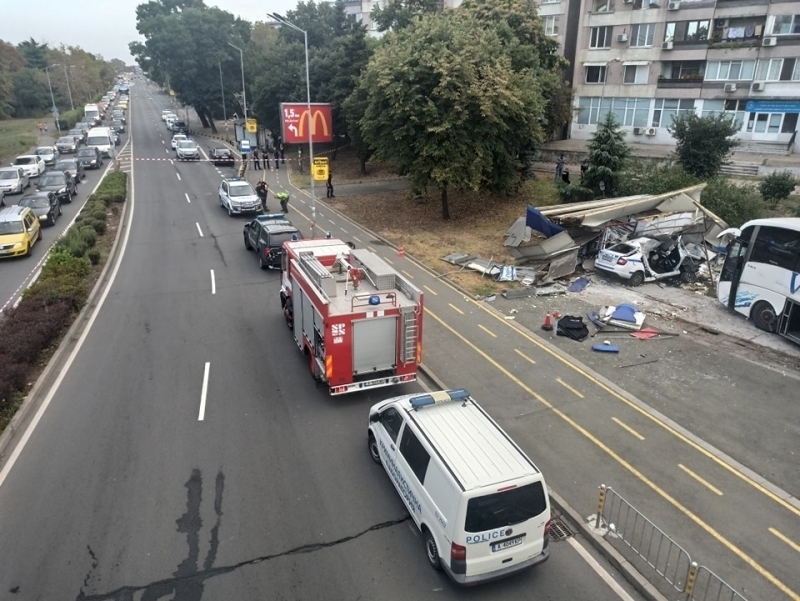 Ексклузивни кадри показват момента на сблъсъка между патрулката и автобуса