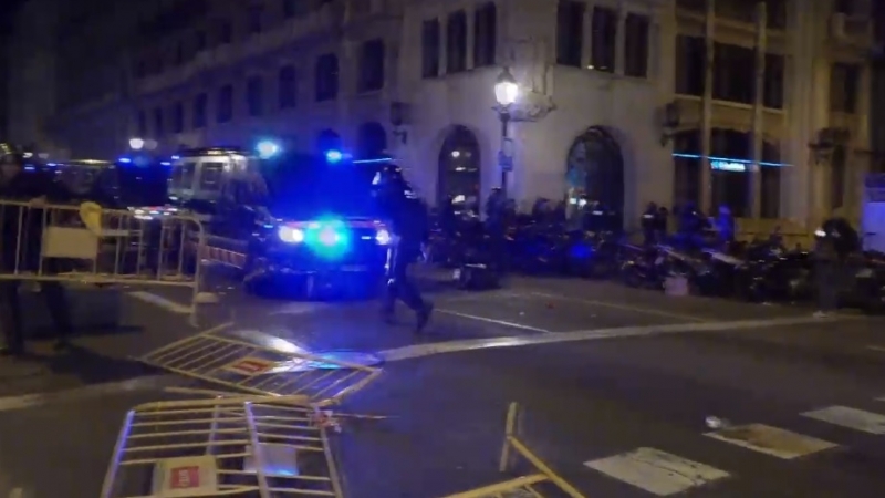 Сблъсъци между демонстранти и полицията избухнаха снощи край сградата на