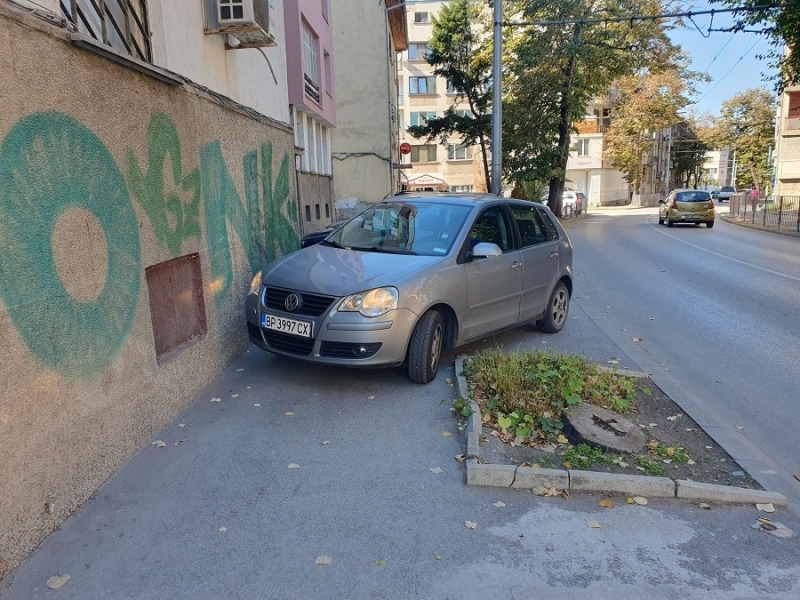 Наглост без край! Шофьор затапи с колата си тротоар в центъра на Враца ...
