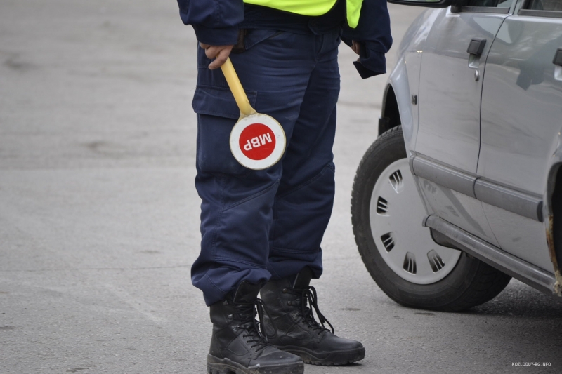 Полицаи заловиха неправоспособен шофьор във врачанското село Хърлец съобщиха от
