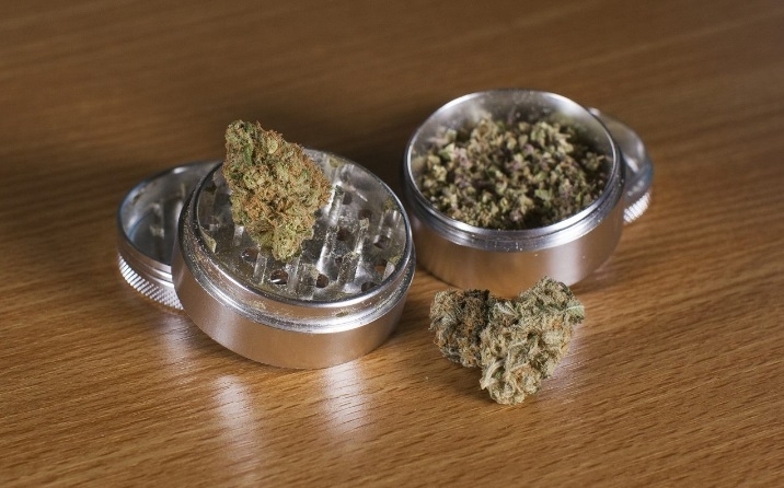 Полицията е иззела гриндери с дрога в Мездренско научи агенция