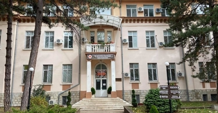 Уникална коледна елха украсиха в COVID отделението на Специализираната болница