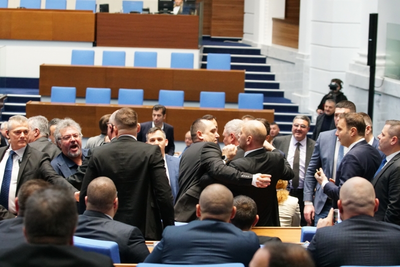 Бутане, блъскане и обиди между депутати в НС, стигна се до намесата на квестори /снимки/