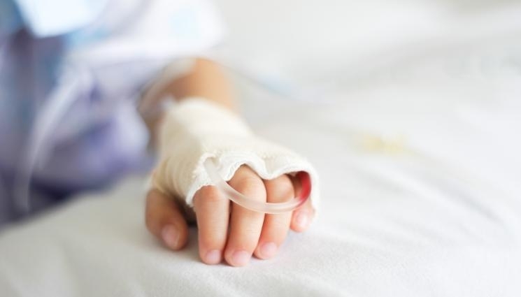 Двегодишно дете получило тежко нараняване с огнестрелно оръжие в новогодишната