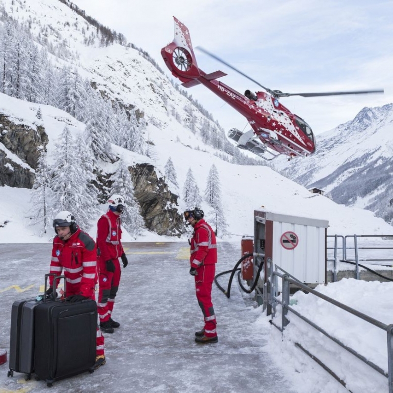 Трима скиори загинаха и четирима бяха ранени при няколко лавини