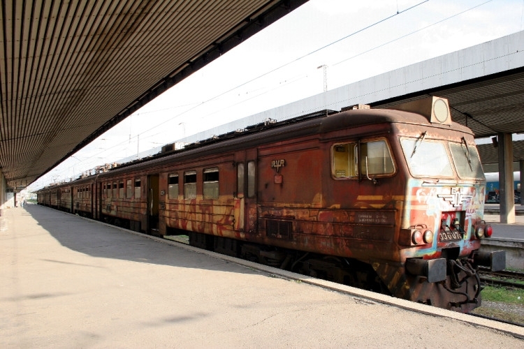 Пътник се барикадира в купе на влак и рани с нож полицай съобщиха от