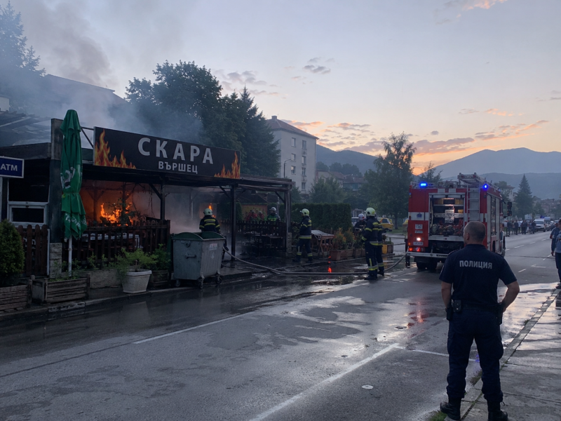 Огнеборци от Монтанско скочиха накрак заради пламнала скара във Вършец