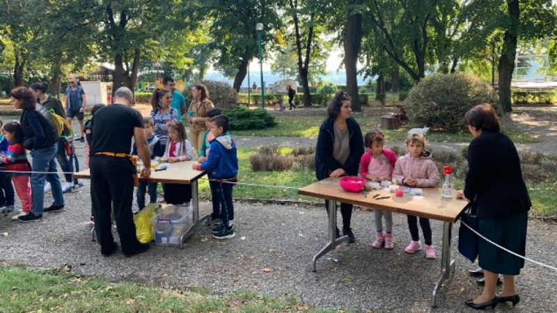 Детски спектакъл Каквото направи дядо все е хубаво изнесоха пред