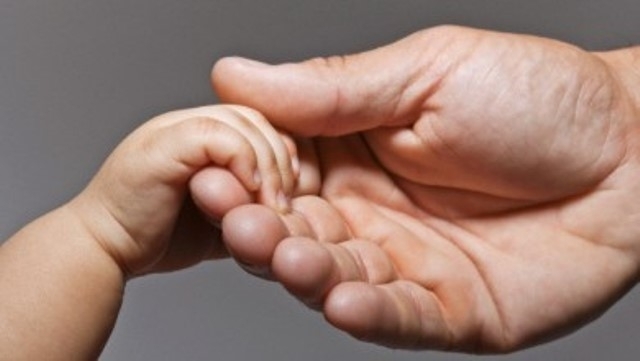 37 годишна жена в руския град Карпинск държала новороденото си бебе