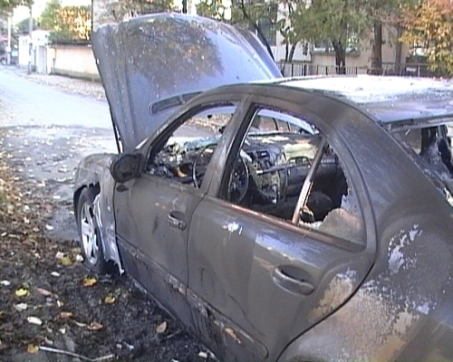 Мерцедес е изгорял напълно след като е бил запален посред