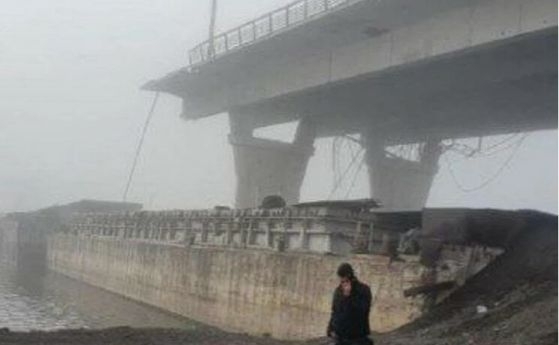 Стратегическият Антоновски мост който свързва двата бряга на река Днепър