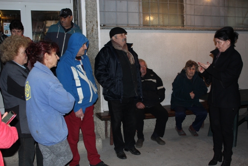 Въпреки студеното време и снега който заваля вчера живущите от