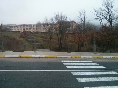 Кметът на община Кирково Шананси Сюлейман и местният баровец Асен