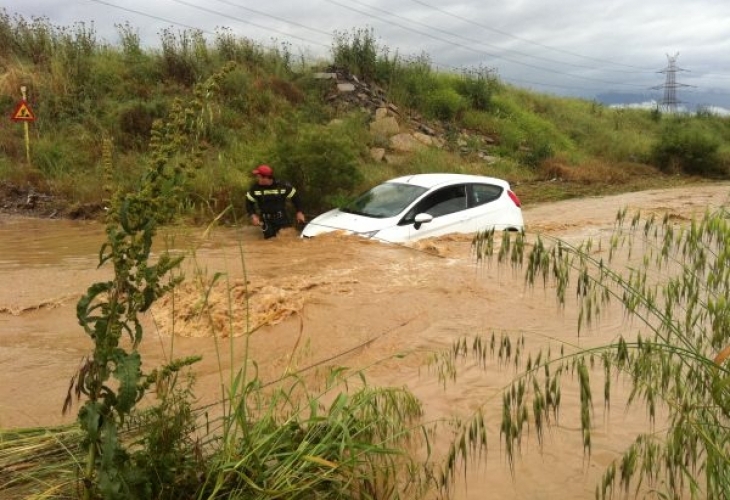55 годишен шофьор загина след като колата му бе отнесена