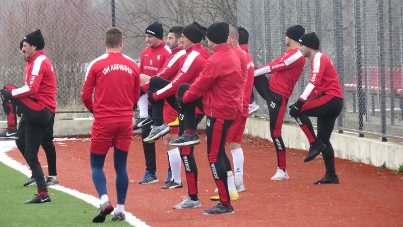 Футболистите на Кариана Ерден получиха един ден ваканция на лагера си