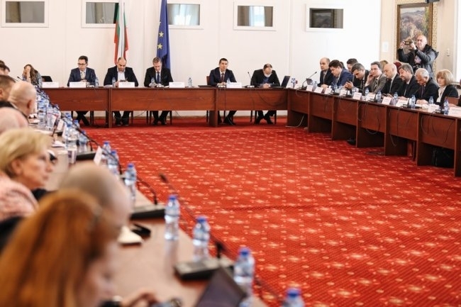 Безсънна нощ за депутатите от парламентарната Правна комисия След като