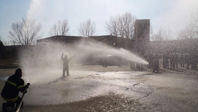 Изпратиха в пенсия огнеборец от АЕЦ Козлодуй с ритуално къпане