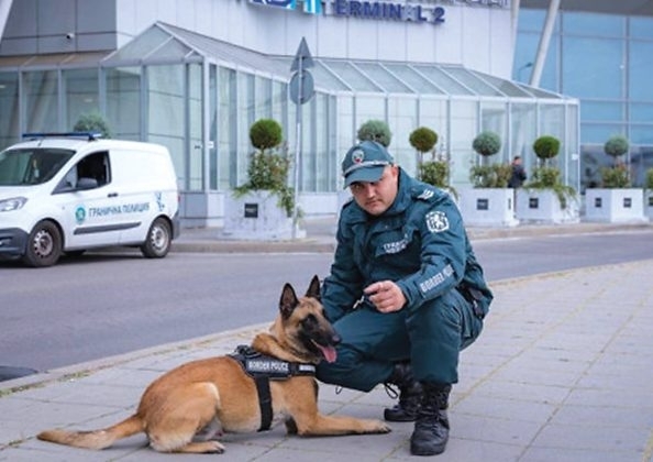 3 от 6 „бомби“ влизат на летище „Васил Левски“