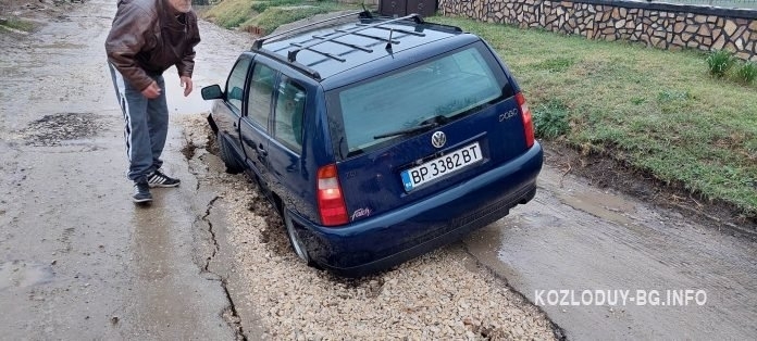 Кола пропадна в дупка на улица в Козлодуй съобщава сайтът