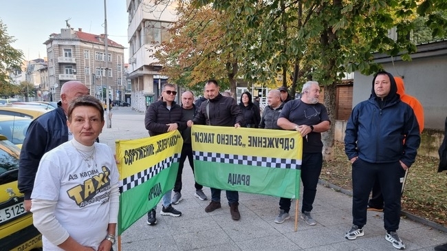 Таксиметрови шофьори от Враца излязоха на протест Те се включиха