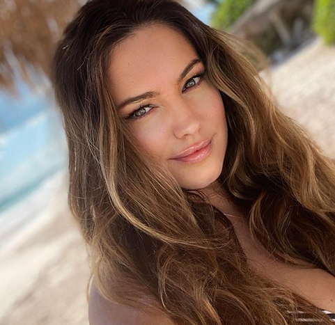 Бившата спортна половинка Кели Брук избяга от Англия Тя си