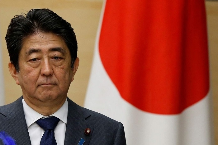 Бившият премиер на Япония беше прострелян по време на реч