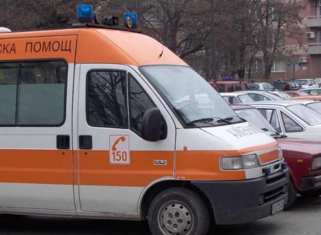 Пожарникари съдействаха за пренасянето на болен човек до линейка в Монтана