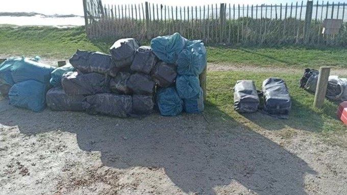 Няколкостотин килограма кокаин са открити от властите на плаж в