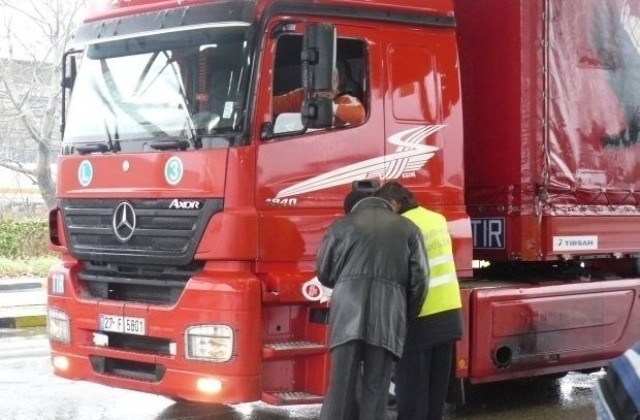 Пиян шофьор на ТИР се опита да подкупи полицаи на