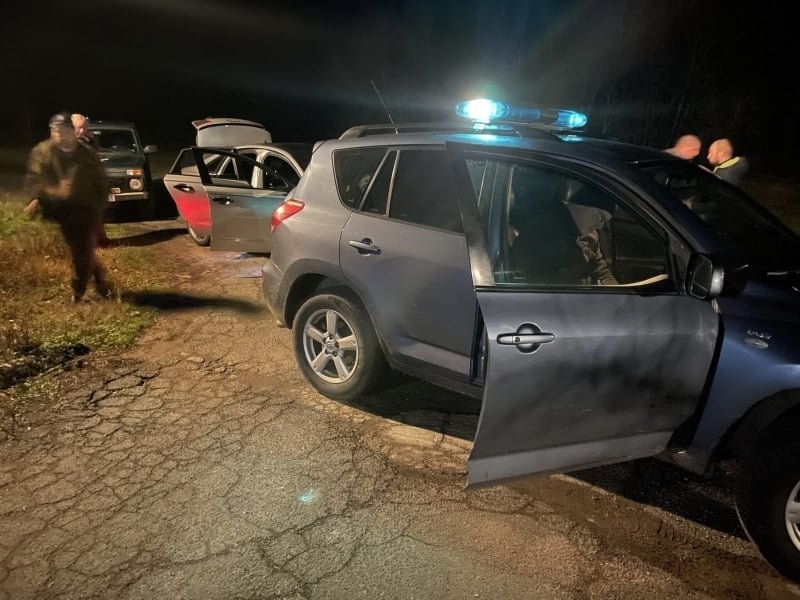 Бракониери бяха задържани след среднощна гонка на Регионална дирекция по