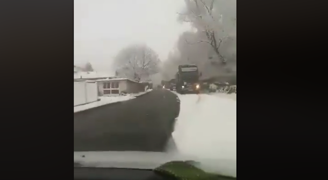 Полагане на асфалт върху снежна покривка предизвика скандал в Гложене