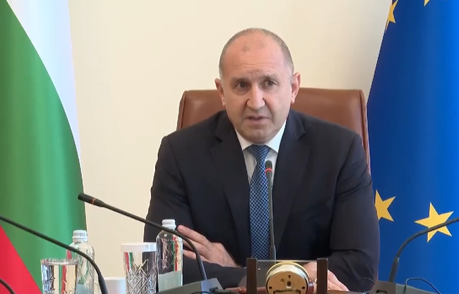 Премиерът за атаките с дронове в Черно море: Единият кораб е потънал, екипажът му е в неизвестност /на живо/