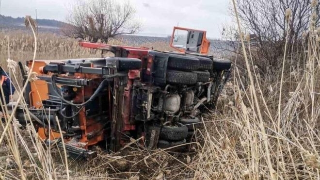 Пиян шофьор на снегорин обърна машината тази сутрин на пътя