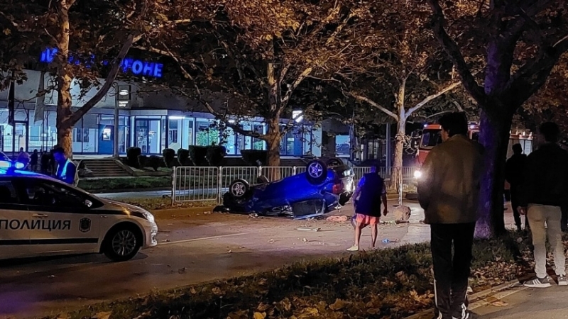 Момиче отнесе ограда и две дървета с колата си във