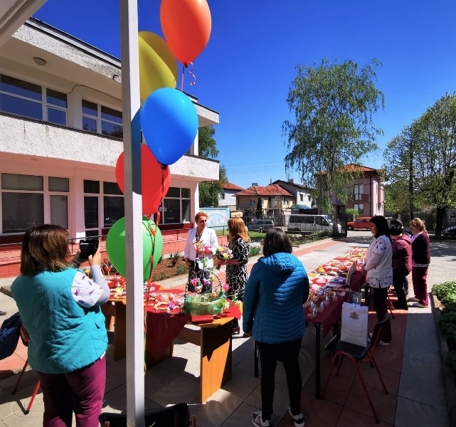 Областният управител на Монтана Ванина Вецина посети изложба с ръчно