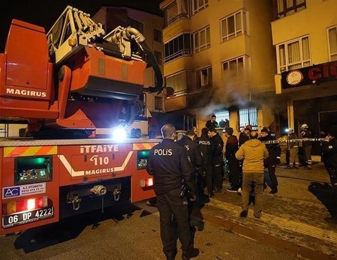 Най малко четирима души са загинали рано днес при пожар в