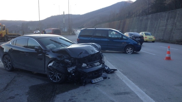 Петима са ранени при верижната катастрофа на магистрала Хемус тази