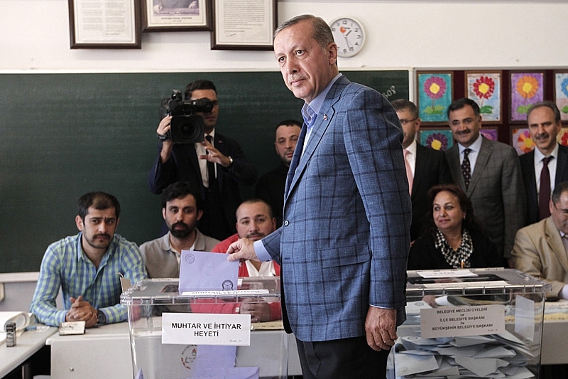 Управляващата партия печели местните избори в Турция губи обаче Анкара