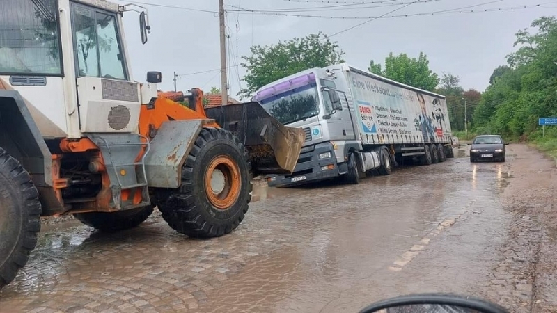 ТИР е пропаднал в дупка в Лом научи агенция BulNews Инцидентът